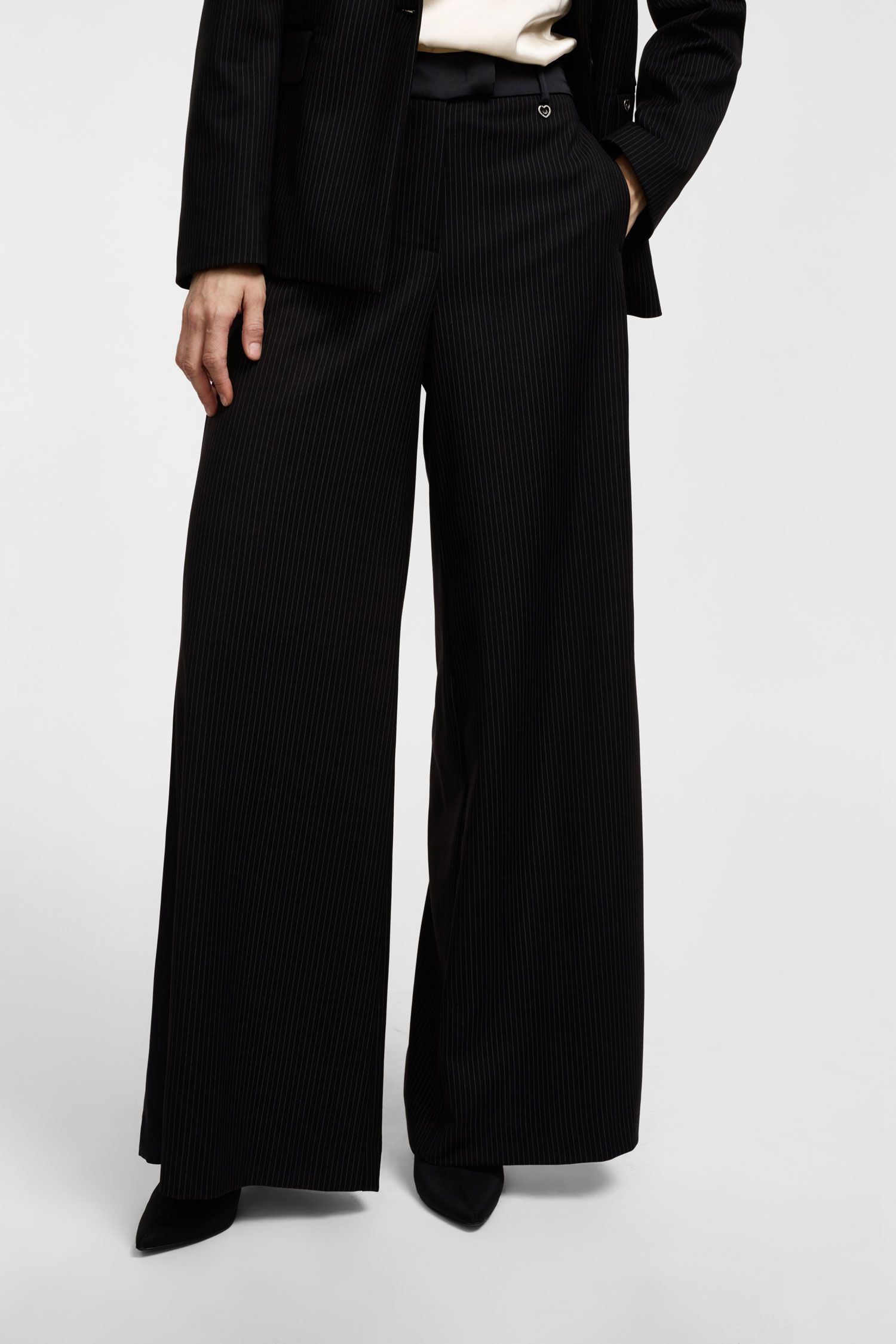 Μαύρο φαρδύ παντελόνι με λεπτή ρίγα PLP006S