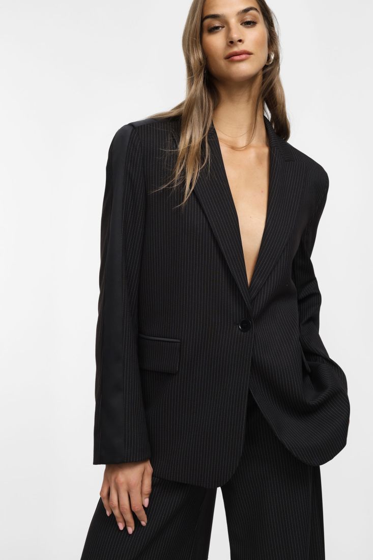 Μαύρο σακάκι με λέπτή ρίγα PLPBL003S