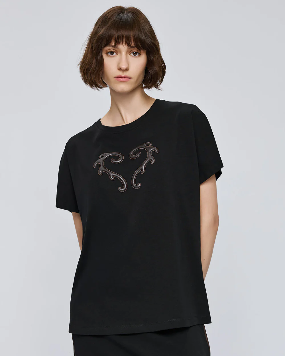 Μαύρο T-shirt με ανάγλυφο σχέδιο ACCBL020S/M