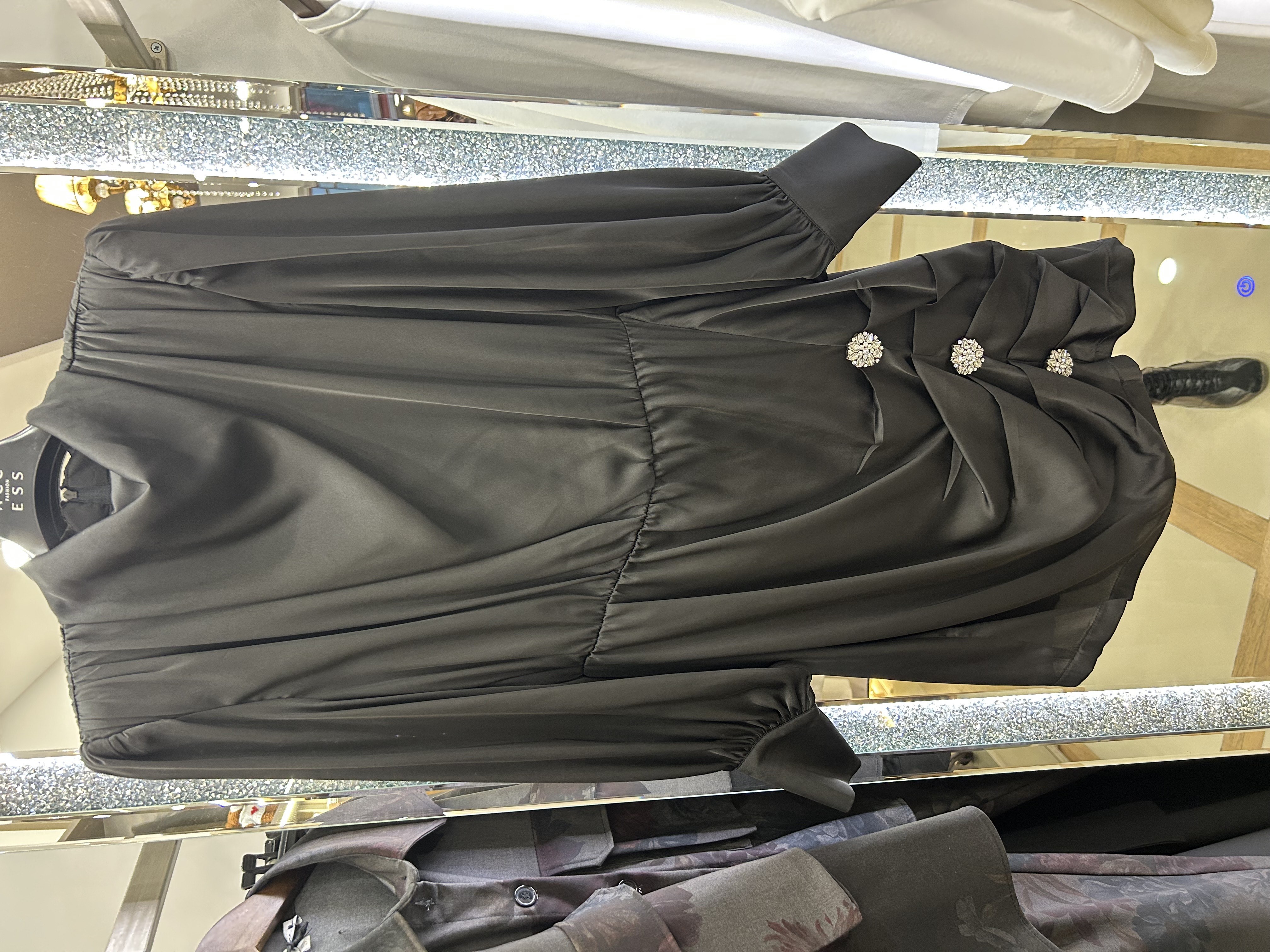 Lynne φόρεμα μαύρο με διακοσμητικά στρας κουμπιάM