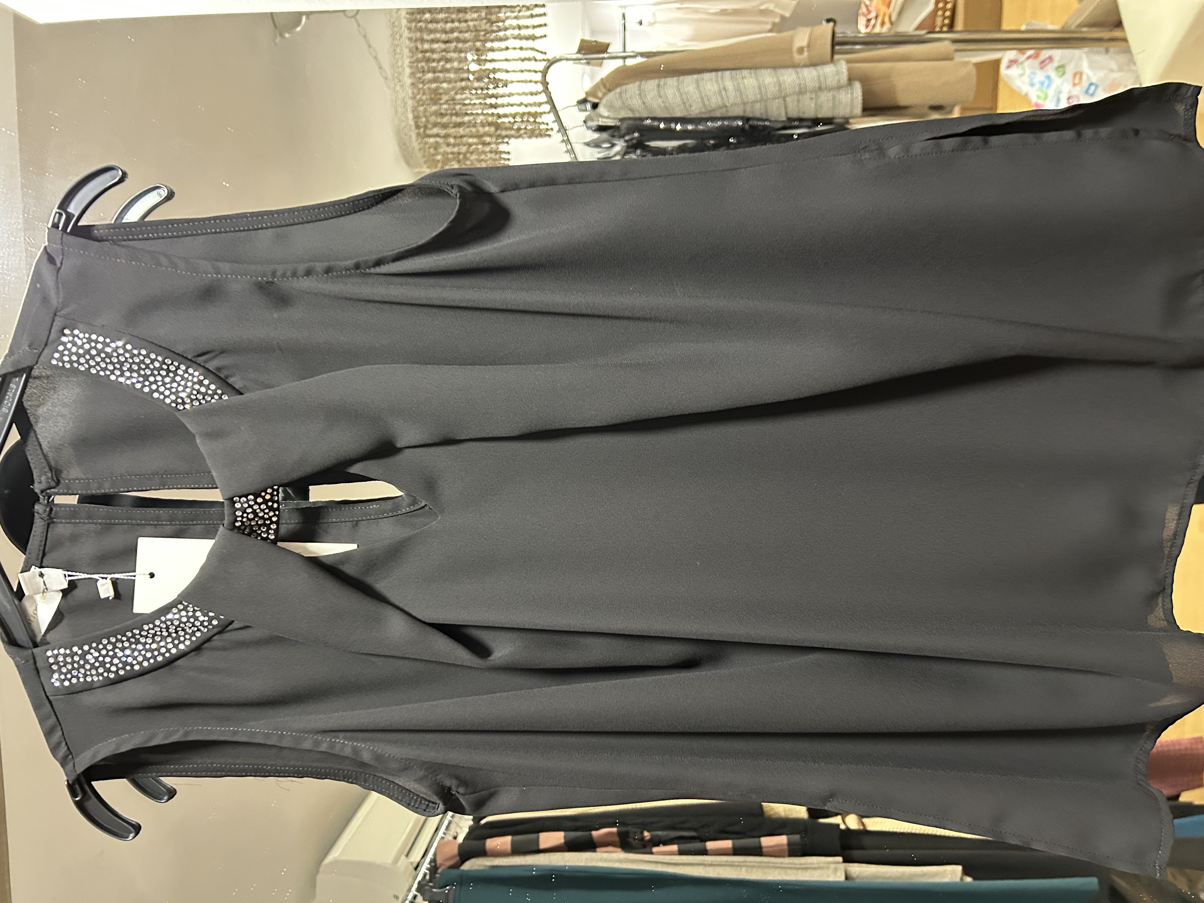 Μαύρο τοπ με λεπτομέρεια στρας στην λαιμόκοψηL/XL