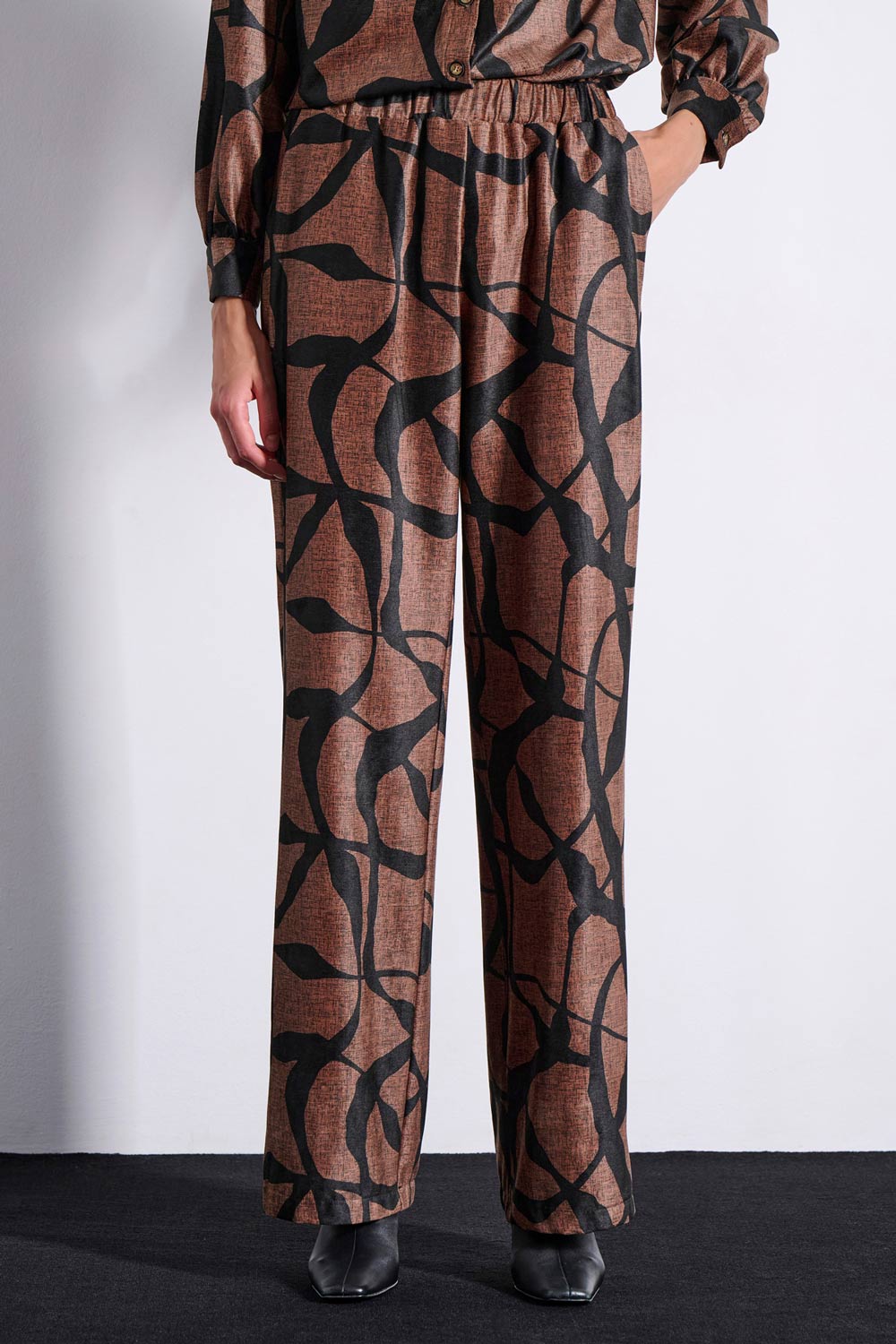 Βελούδινη παντελόνα σοκολά-μαύρο MATP005S