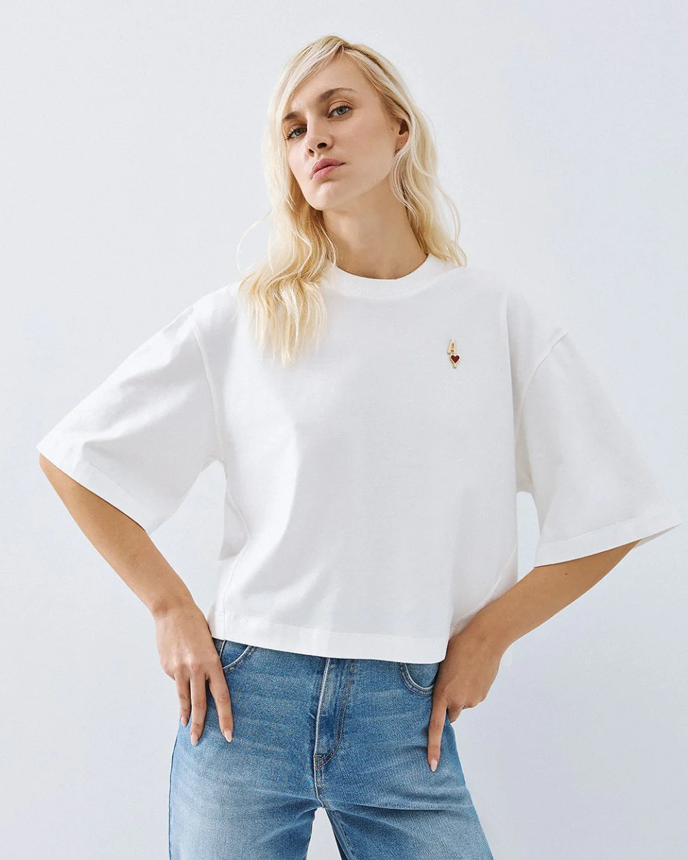 T-shirt με μεταλλικό μονόγραμα και καρδιά ACCTS003S