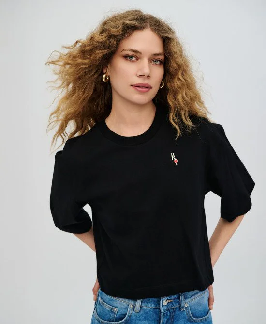 Μαύρο T-shirt με μεταλλικό μονόγραμα και καρδιά ACCTS004S