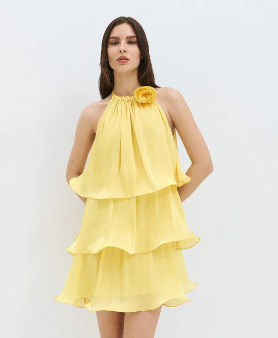 Κίτρινο φόρεμα μίνι με βολάν και λουλούδι ACCD013M