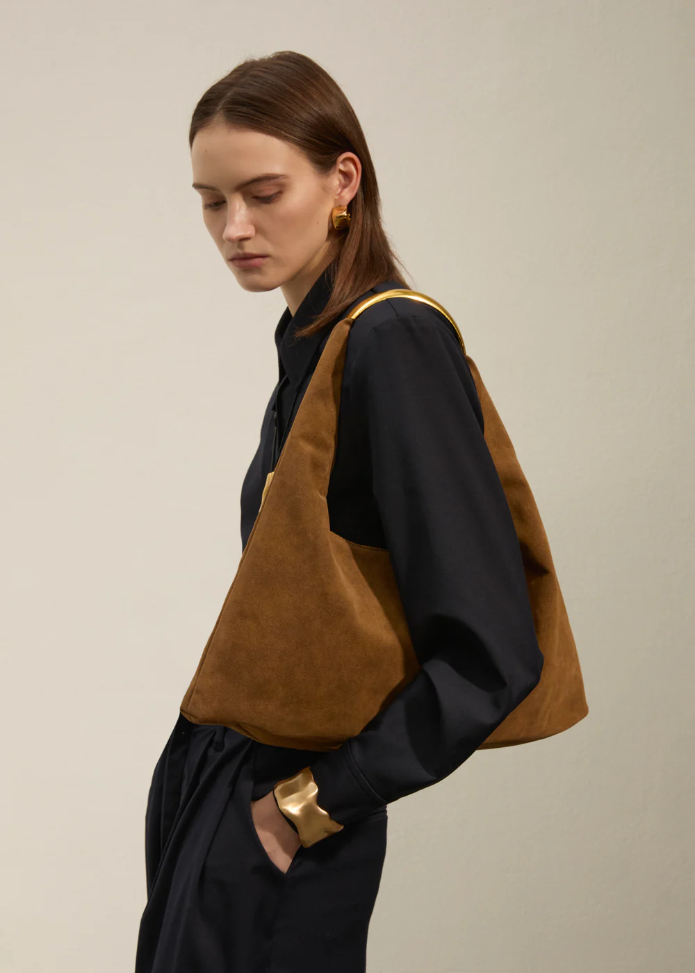 Τσάντα ώμου suede camel με μεταλλική λαβή NB002