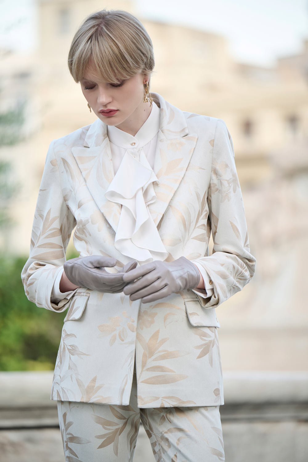 Μπεζ suede σακάκι με χρυσό τύπωμα MATB001S